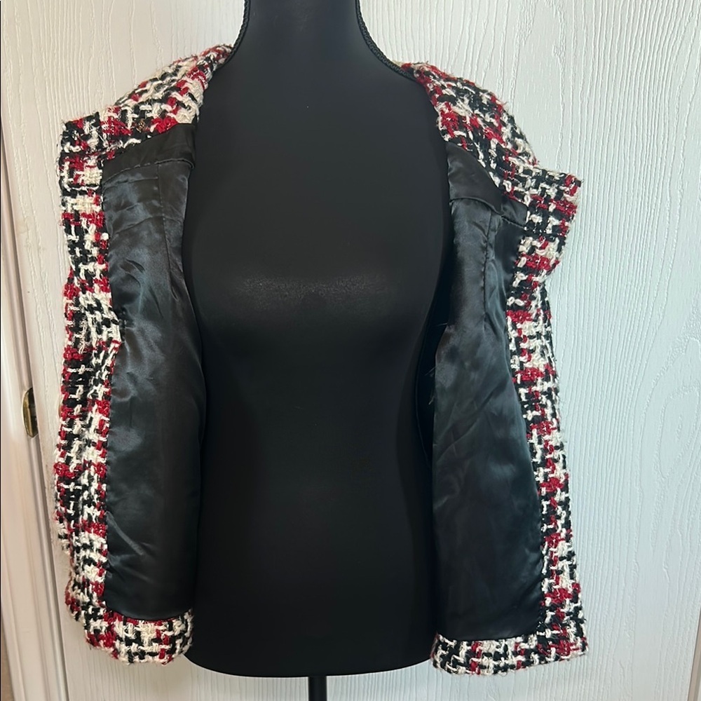 W.D.N.Y Elegant Black and Red Tweed Cape - Picture 10 of 14